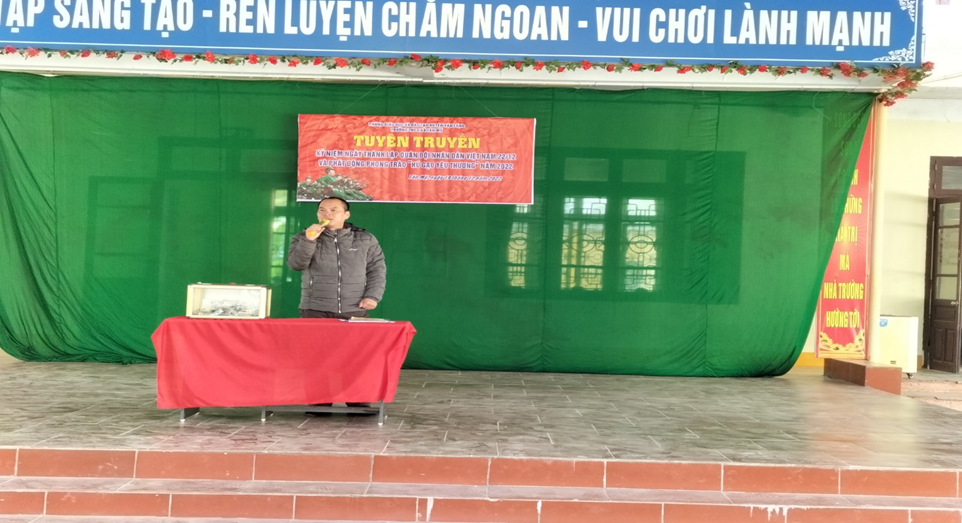 Thầy giáo Chu Văn Hưởng, Tổng phụ trách Đội TNTP Hồ Chí Minh. Tuyên truyền về ý nghĩa, vai trò của Quân đội nhân dân Việt Nam.
