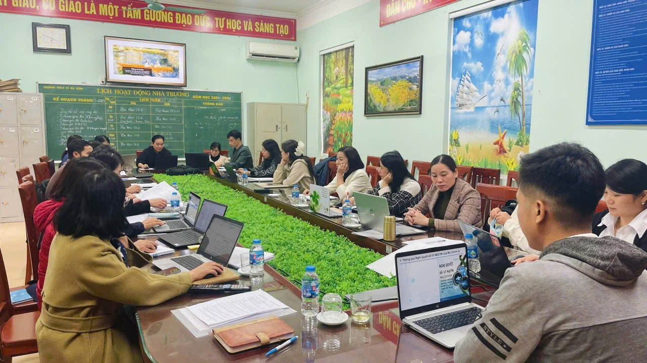 CHI BỘ TRƯỜNG THCS NA SẦM TỔ CHỨC SINH HOẠT CHUYÊN ĐỀ: “ỨNG DỤNG CÔNG NGHỆ SỐ VÀO THỰC TIỄN CÔNG TÁC CỦA ĐẢNG VIÊN TRONG LĨNH VỰC GIÁO DỤC”
