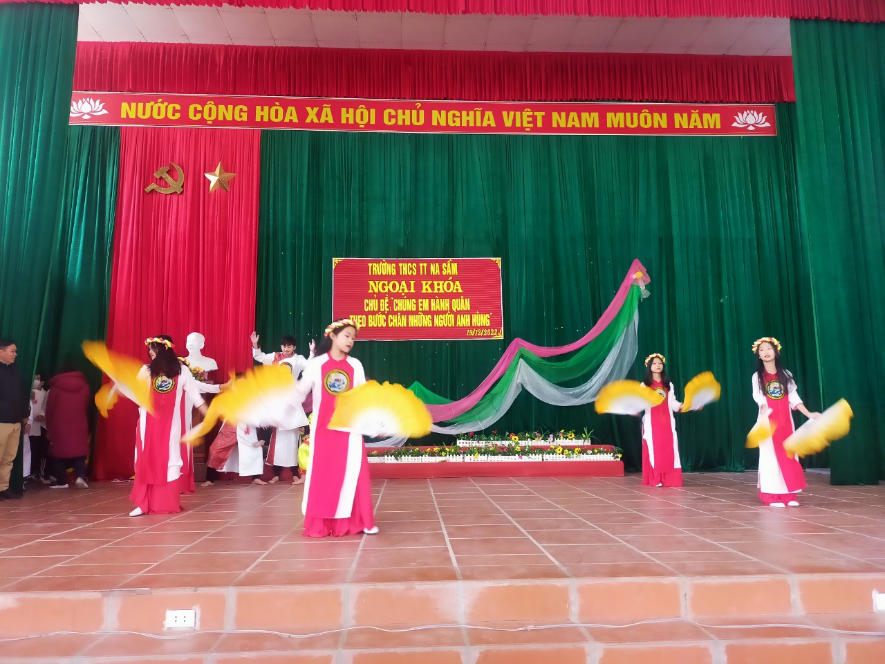 Hoạt động chào mừng Ngày thành lập Quân đội nhân dân Việt Nam 22/12 của trường THCS thị trấn Na Sầm