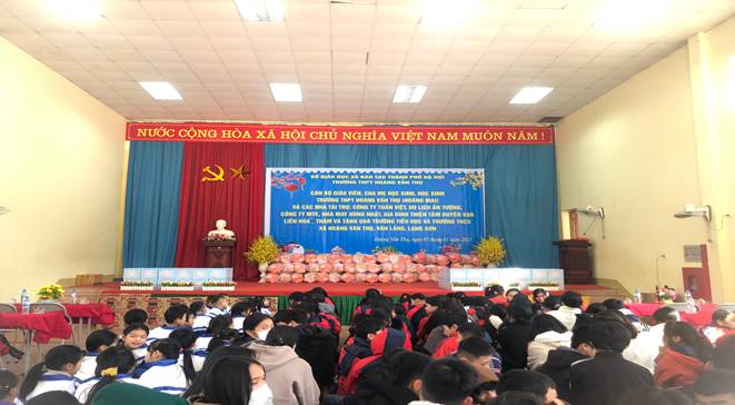 Cán bộ giáo viên, cha mẹ học sinh trường THPT Hoàng Văn Thụ (Hoàng Mai-Hà Nội) và các nhà tài trợ: Công ty Tuấn Việt, Du lịch Ấn Tượng, Công ty MTE, Nhà may Hùng Nhật, Gia đình Thiện Tâm Duyên Vạn Liên Hoa thăm và tặng quà nhà trường.